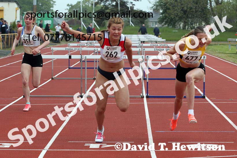 Hurdles, 2021 North East Grand Prix No. 3, Monkton, Wednesday, june 2nd. Photo: David T. Hewitson/Sports for All Pics